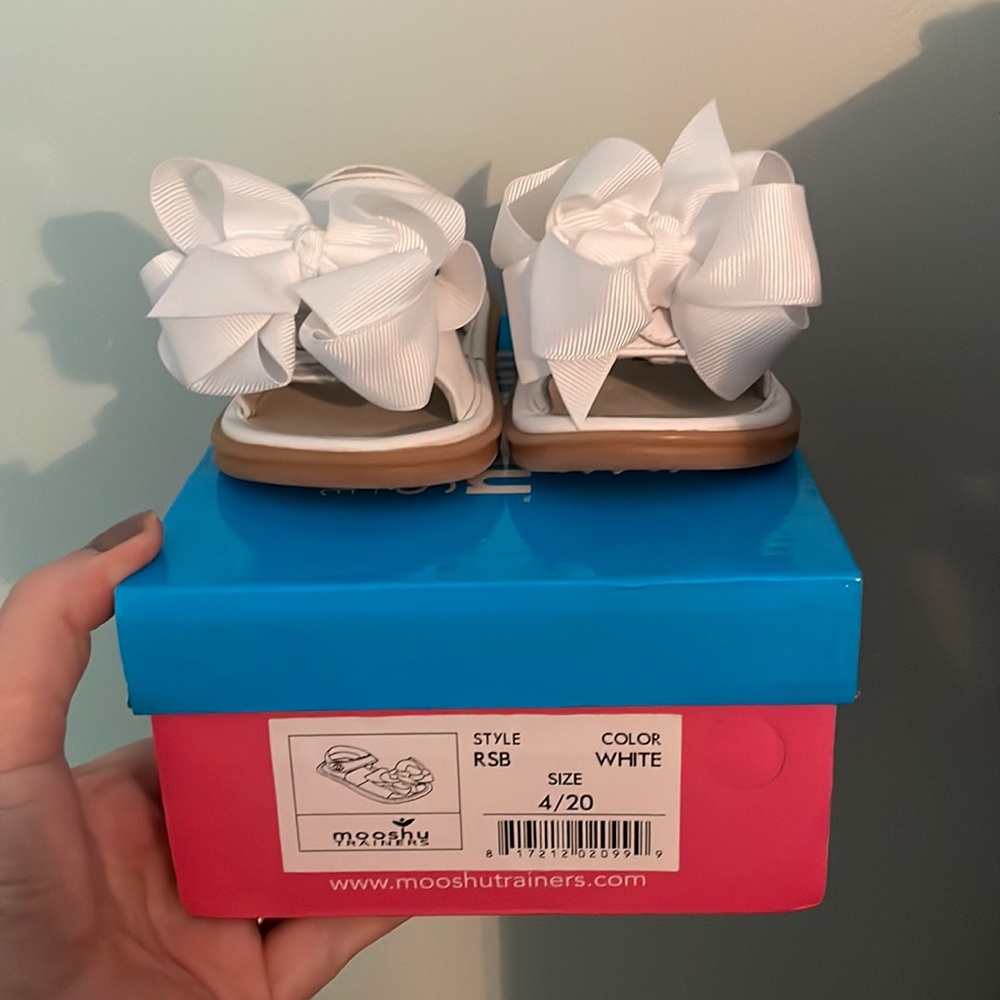 Mooshu Trainer white sandals size 4